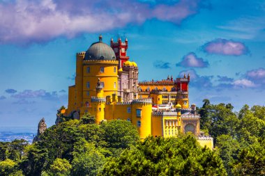 Ünlü tarihi Pena Sarayı. Portekiz 'de gün batımına karşı Sintra kültür sahasının bir parçası. Pena Sarayı Panoramik Manzarası, Sintra, Portekiz. Günbatımında Pena Ulusal Sarayı, Sintra, Portekiz. 