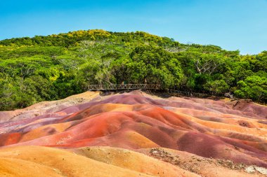 Mauritius Adası 'ndaki Chamarel Seven Colored Earth Geopark. Riviere Noire bölgesindeki bu volkanik jeolojik oluşum hakkında renkli panoramik manzara Chamarel Yedi Renkli Dünya Geopark.