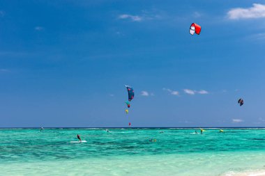 Hint Okyanusu 'nun sularında uçurtma sörfçüleri Mauritius. Mauritius, Le Morne sahilindeki Hint Okyanusu 'nun berrak sularında sörf yapan uçurtma. Mauritius adasındaki en iyi uçurtma sörfü deneyimi.