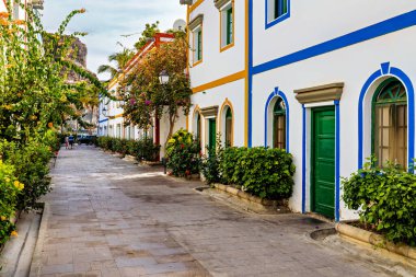 Puerto de Mogan, Gran Canaria, İspanya 'da çiçek açan cadde. Adada turistlerin ve yerlilerin en sevdiği tatil yeri. Puerto de Mogan ve bir sürü begonvil çiçeği, Kanarya Adası..