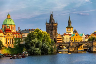 Çek Cumhuriyeti Prag 'daki Charles Köprüsü. Prag, Çek Cumhuriyeti. Charles Bridge (Karluv Most) ve Old Town Tower. Vltava Nehri ve Charles Köprüsü. Dünya seyahati, gezi ve turizm kavramı.
