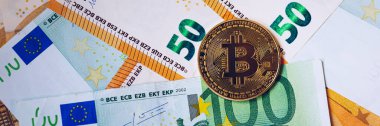 Euro parasına karşılık Altın Bitcoin. Bitcoin şifreli para birimi. Kripto para birimi konsepti. Avro banknotlu Bitcoin. Avro banknotlarına istiflenmiş bitcoin 'ler.