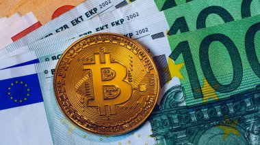 Euro parasına karşılık Altın Bitcoin. Bitcoin şifreli para birimi. Kripto para birimi konsepti. Avro banknotlu Bitcoin. Avro banknotlarına istiflenmiş bitcoin 'ler.