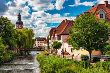 Almanya 'nın Ettlingen şehrinde Alb nehri ile. Alb Nehri ile Almanya 'nın Ettlingen eyaletinde yer alan bir şehirdir. Ettlingen, Baden Wurttemberg, Almanya. 