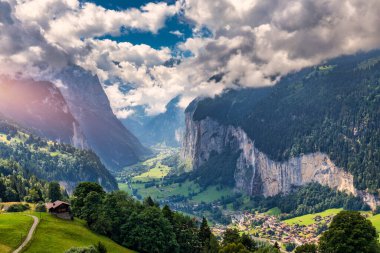 Ünlü kilisesi ve Staubbach şelalesi ile turistik alp köyü Lauterbrunnen 'in inanılmaz yaz manzarası. Konum: Lauterbrunnen Köyü, Berner Oberland, İsviçre, Avrupa.