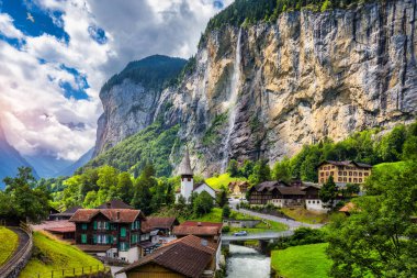 Ünlü kilisesi ve Staubbach şelalesi ile turistik alp köyü Lauterbrunnen 'in inanılmaz yaz manzarası. Konum: Lauterbrunnen Köyü, Berner Oberland, İsviçre, Avrupa.