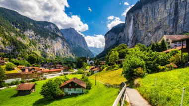 Ünlü kilisesi ve Staubbach şelalesi ile turistik alp köyü Lauterbrunnen 'in inanılmaz yaz manzarası. Konum: Lauterbrunnen Köyü, Berner Oberland, İsviçre, Avrupa.