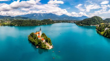 Slovenya 'da Kan Gölü. Güzel dağlar ve küçük hac kilisesi olan Kanlı Göl. Maria 'nın Hacı Kilisesi' yle birlikte adaya ve göle gitti. Kan, Slovenya, Avrupa.