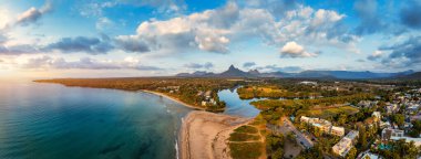 Tamarin Körfezi 'nden, Kara Nehir' den, Mauritius adasının manzaralı manzarasından uzaklaşın. Mauritius adasının güzel doğa ve manzaraları. Geri kalan dağlar Tamarin Körfezi 'nden görünüyor, Mauritius.