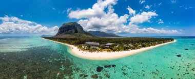 Mauriutius 'taki Le Morne Brabant' ın hava manzarası. Le Morne dağı ve Mauritius 'taki lüks plajlı tropik kristal okyanus. Palmiye ağaçları, beyaz kumlar ve lüks tatil beldeleri olan Le Morne plajı, Mauritius..