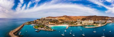 Anfi plajı ve tatil köyü, Büyük Kanarya, İspanya. Playa Anfi del Mar, Gran Canaria Adası, İspanya 'da güzel bir plaj. Gran Canaria 'daki Anfi del Mar Plajı, Kanarya Adaları, İspanya.