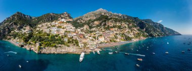 Positano 'nun Campania, İtalya' daki Amalfi Sahili 'ndeki rahat plaj ve mavi deniz manzarası. Amalfi kıyısındaki Positano köyü, Salerno, Campania. Güzel Positano, Campania 'daki Amalfi Sahili.