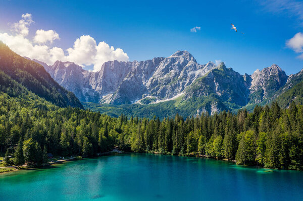 Живописное озеро Lago Fusine в Италии. Озеро Фусине с вершиной Мангарт на заднем плане. Популярное туристическое направление Джулианских Альп. Location: Tartvisio comune, Province of Udine, Italy, Europe.