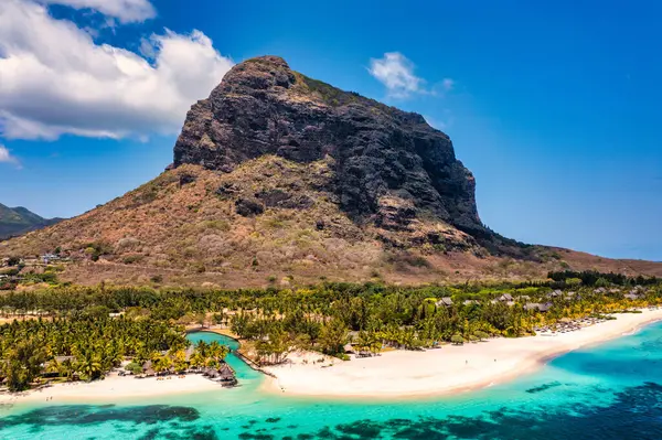 Tropikal manzara, Mauritius adasının güzel plajları Le Morne, popüler lüks tatil köyü. Le Morne plaj tatil köyleri, Mauritius. Mauritius 'taki lüks plaj, palmiyeli ve mavi okyanuslu kumlu plaj.. 