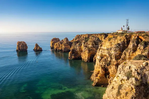 Panoramik görünümü, Algarve Lagos yakınlarındaki Ponta da Piedade, Portekiz. Ponta da Piedade, Algarve bölgesinde, Portekiz'de denizde uçurum kayalar ve turist teknesi. Ponta da Piedade, Algarve region, Portekiz.