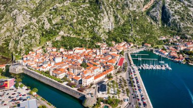 Karadağ 'ın eski Kotor kentinin hava manzarası. Kotor Körfezi, Adriyatik Denizi 'nin en güzel yerlerinden biridir. Tarihi Kotor Eski Kenti ve Adriyatik Denizi Kotor Körfezi, Karadağ.