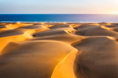 İspanya 'nın Kanarya Adaları, Gran Canaria' daki Maspaloma 'nın Doğal Rezervi manzarası. Gran Canaria, Kanarya Adaları 'ndaki Maspalom Kumulları' nın güzel manzarası, İspanya.