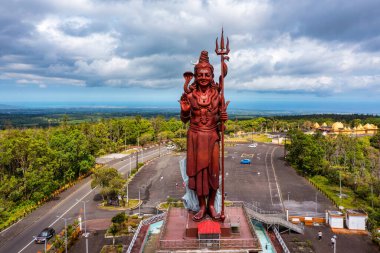 Büyük Bassin Tapınağı 'ndaki Shiva heykeli, dünyanın en uzun Shiva tapınağı, 33 metre yüksekliğindedir. Mauritius 'un önemli Hint tapınakları. Hindu tanrı Shiva 'nın büyük bir heykeli, yukarıdan görüldü, Mauritius..