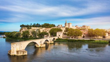 Avignon 'un ünlü köprüsü Saint-Benezet' in güzel manzarası, Avignon, Fransa 'daki Rhone Nehri boyunca ortaçağ mimarisi. Güney Fransa, Avignon 'daki Pont Saint Benezet ve Papalık Sarayı.