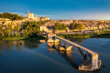 Avignon 'un ünlü köprüsü Saint-Benezet' in güzel manzarası, Avignon, Fransa 'daki Rhone Nehri boyunca ortaçağ mimarisi. Güney Fransa, Avignon 'daki Pont Saint Benezet ve Papalık Sarayı.