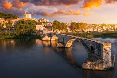 Avignon 'un ünlü köprüsü Saint-Benezet' in güzel manzarası, Avignon, Fransa 'daki Rhone Nehri boyunca ortaçağ mimarisi. Güney Fransa, Avignon 'daki Pont Saint Benezet ve Papalık Sarayı.