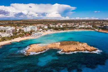 Kıbrıs Rum Kesimi 'nin Ayia Napa kentindeki güzel Nissi plajının hava manzarası. Kıbrıs 'ın Ayia Napa kentindeki Nissi plajı. Kıbrıs Rum Kesimi 'nin Aiya Napa kentindeki gök mavisi bir su manzarası ve Nissi plajı.