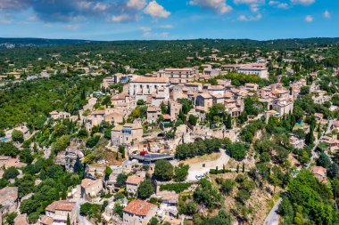 Gordes 'a bakın, Provence, Fransa' da tipik bir kasaba. Güneşli bir günde Provence 'deki Gordes' in büyüleyici tepedeki köyünü keşfedin. Antik tepe köyü Gordes, Provence, Fransa.