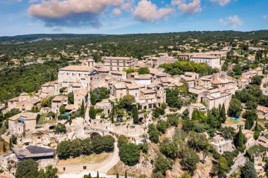 Gordes 'a bakın, Provence, Fransa' da tipik bir kasaba. Güneşli bir günde Provence 'deki Gordes' in büyüleyici tepedeki köyünü keşfedin. Antik tepe köyü Gordes, Provence, Fransa.