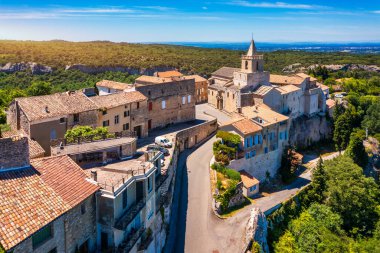 Eski Notre Dame de Vie kilisesiyle birlikte Luberons, Provence, Fransa manzaralı Venasque köyü manzarası. Venasque, Provence, Fransa 'daki güzel kilise ve evler.