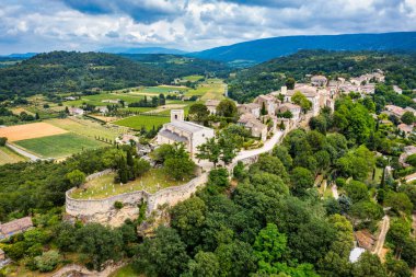 Bir yaz günü Provence 'deki Menerbes köyü, Fransa, Luberon, Vaucluse. Menerbes köyü, köy ve Luberon dağları aynı zamanda Fransa 'nın en güzel köyü olarak adlandırılır..