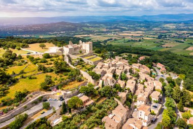 Eski Lacoste kasabası, Fransa 'nın antik köyü, Vaucluse, Provence-Alpes-Cote d' Azur, Luberon Parkı. Lacoste köyü Fransa 'nın güzel kırsalları yemyeşil tepelerle çevrili..
