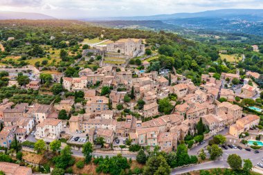 Eski Lacoste kasabası, Fransa 'nın antik köyü, Vaucluse, Provence-Alpes-Cote d' Azur, Luberon Parkı. Lacoste köyü Fransa 'nın güzel kırsalları yemyeşil tepelerle çevrili..