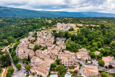 Eski Lacoste kasabası, Fransa 'nın antik köyü, Vaucluse, Provence-Alpes-Cote d' Azur, Luberon Parkı. Lacoste köyü Fransa 'nın güzel kırsalları yemyeşil tepelerle çevrili..