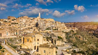 İtalya 'nın güneyindeki Basilicata' da güzel bir sonbahar gününde antik Matera (Sassi di Matera) kasabasının panoramik manzarası. Matera köyünün göz kamaştırıcı manzarası. Matera kayalık bir çıkıntı üzerinde bir şehirdir..