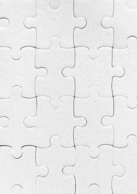 Beyaz yapboz parçaları. Yapbozun parçalarını doldur. Kayıp parçalarla yapbozu tamamla. Katlanmış beyaz yapbozun parçası.