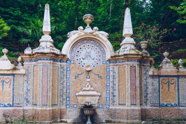 Regaleira Sarayı Bahçesi (Quinta da Regaleira), Sintra, Portekiz. Quinta da Regaleira 'daki romantik bahçe, Sintra.