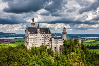 Fussen, Bavyera, Almanya yakınlarındaki manzaralı Neuschwanstein Şatosu. Hohenschwangau, Almanya 'daki Neuschwanstein Kalesi. 