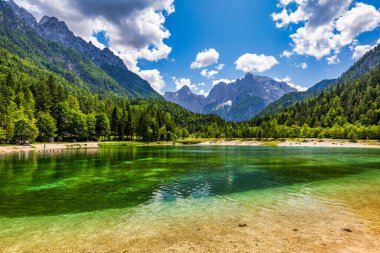 Güzel dağları olan Jasna Gölü. Triglav Ulusal Parkı 'ndaki doğa manzarası. Yeri, Triglav Ulusal Parkı. Kranjska Gora, Slovenya, Avrupa. Slovenya Krajsnka Gora 'da Jasna Dağı. 