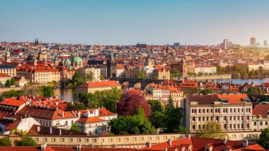 Yazın güneşli bir günde canlı çatıların olduğu Prag manzarası. Prag 'ın havadan görünüşü, Charles Köprüsü Prag, Çek Cumhuriyeti' ndeki Vltava nehri üzerinde. Prag 'ın Eski Kenti, Çek Cumhuriyeti.