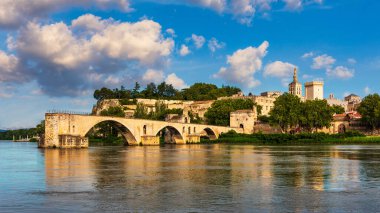 Avignon 'un ünlü köprüsü Saint-Benezet' in güzel manzarası, Avignon, Fransa 'daki Rhone Nehri boyunca ortaçağ mimarisi. Güney Fransa, Avignon 'daki Pont Saint Benezet ve Papalık Sarayı.
