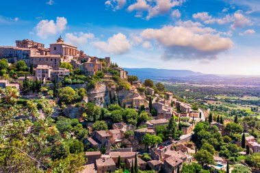 Gordes 'a bakın, Provence, Fransa' da tipik bir kasaba. Provence 'deki Gordes' un büyüleyici tepedeki köyünü keşfedin. Antik tepe köyü Gordes, Provence, Fransa.