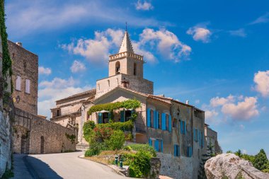 Eski Notre Dame de Vie kilisesiyle birlikte Luberons, Provence, Fransa manzaralı Venasque köyü manzarası. Venasque, Provence, Fransa 'daki güzel kilise ve evler.
