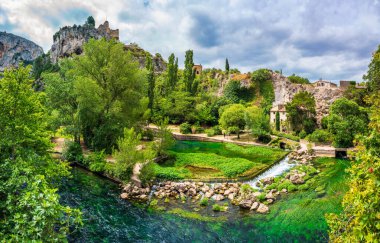 Fontaine de Vaucluse köyü. Huzurlu bir öğleden sonra boyunca renkli binaları olan güzel bir nehir kentinde. Fransa, Provence, Vaucluse, Pays des Sorgues, Fontaine de Vaucluse.