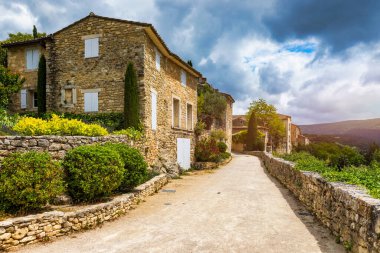 Bir yaz günü Provence 'deki Menerbes köyü, Fransa, Luberon, Vaucluse. Menerbes köyü, köy ve Luberon dağları aynı zamanda Fransa 'nın en güzel köyü olarak adlandırılır..