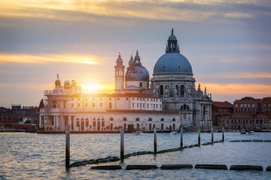 Venedik'te günbatımı. Santa Maria della Salute Basilica içinde belgili tanımlık geçmiş ile Venedik, büyük kanal görüntüsü. Venedik Avrupa'nın popüler bir turistik yer. Venedik, İtalya.