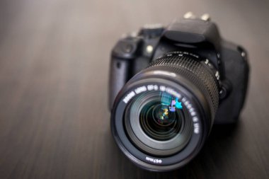 Dijital fotoğraf makinesi veya kamera objektifi lens yansımaları ile Dslr. Siyah arka plan dijital SLR objektif fotoğraf makinesi veya Video lens yakın çekim