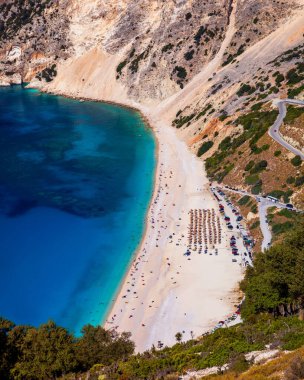 İkonik turkuaz ve safir körfez ve Myrtos, Kefalonia (Cephalonia) adasının hava aracı görüntüsü, İyonya, Yunanistan. Myrtos Sahili, Kefalonia Adası, Yunanistan. Myrtos plajının güzel manzarası.