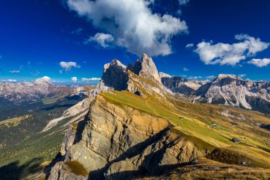 Seceda tepesine bak. Trentino Alto Adige, Dolomites Alps, Güney Tyrol, İtalya. Odle dağ sırası, Val Gardena. Majestic Furchetta zirvesi. Seceda 'dan tek kişilik grup, Santa Cristina Val Gardena.