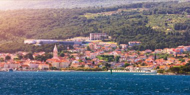 Hırvatistan 'ın Brac adasındaki Supetar kenti. Deniz manzarası. Hırvatistan 'ın Brac adasındaki Supetar' ın manzarası. Şehrin limanındaki panoramik manzara deniz kenarından Supetar. Brac, Hırvatistan.