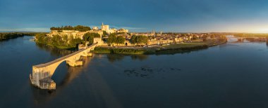 Avignon 'un ünlü köprüsü Saint-Benezet' in güzel manzarası, Avignon, Fransa 'daki Rhone Nehri boyunca ortaçağ mimarisi. Güney Fransa, Avignon 'daki Pont Saint Benezet ve Papalık Sarayı.